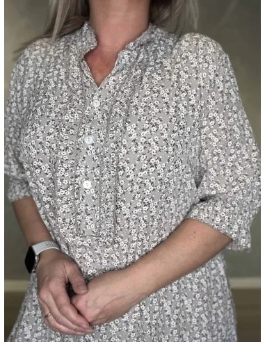 Flæser ved krave på grå kjole – TIPPY