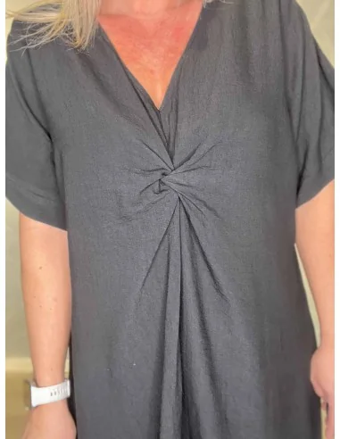 Knude på maven på sort kjole – TIPPY