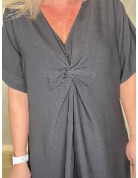 Knude på maven på sort kjole – TIPPY