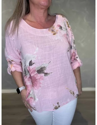 Nærbillede af blomsterprint på bluse – TIPPY