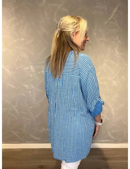 Bagside af blå/hvid stribet skjorte til kvinder – TIPPY