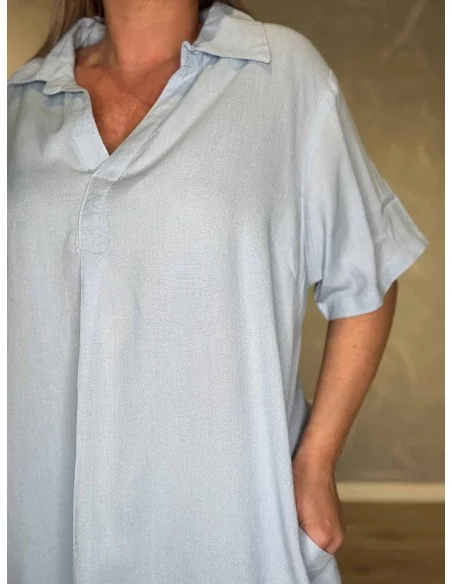 Nærbillede af V udskæring på tunika – TIPPY