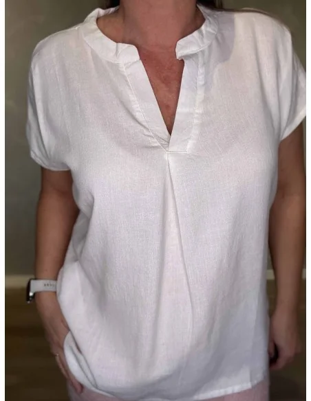 Nærbillede af V udskæring på bluse – TIPPY