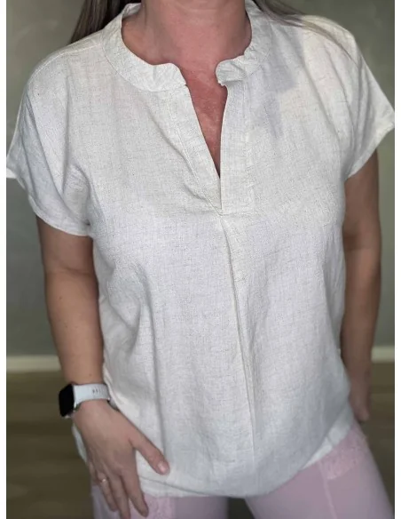 Nærbillede af V udskæring på bluse – TIPPY