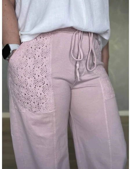 Nærbillede af broderi lommer på bukser – TIPPY