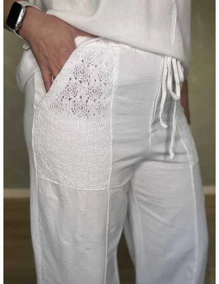 Nærbillede af broderi lommer på bukser – TIPPY