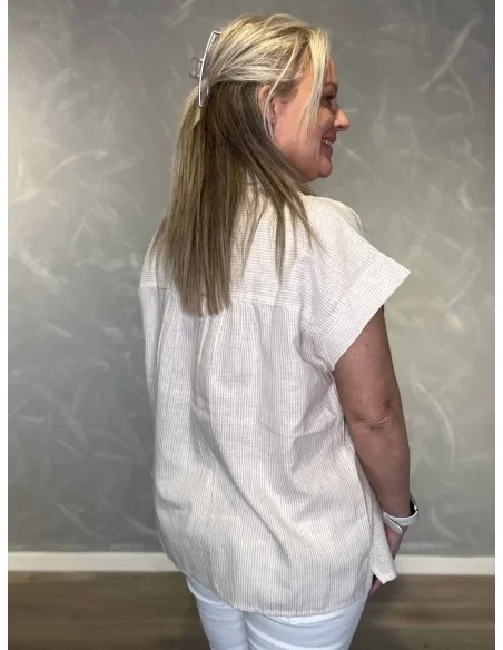 Bagside af sand stribet skjorte til kvinder – TIPPY