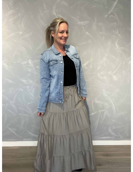 Lys denim jakke med stræk til kvinder – KAROSTAR hos TIPPY