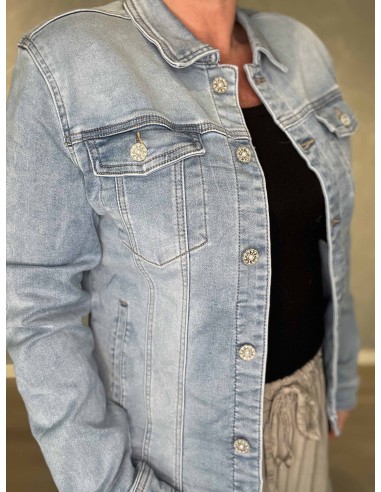 Dekorative knapper på lys denim jakke – TIPPY