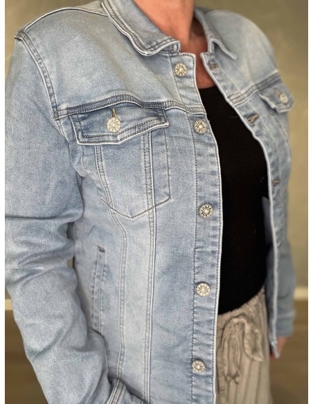 Dekorative knapper på lys denim jakke – TIPPY