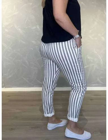 Bagside af lysgrå og hvid stribet sweatpants knickers til kvinder – TIPPY