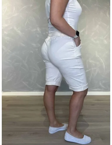 Bagside af hvid shorts med bælte til kvinder – TIPPY