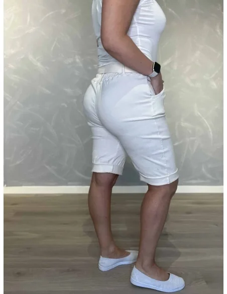 Bagside af hvid shorts med bælte til kvinder – TIPPY