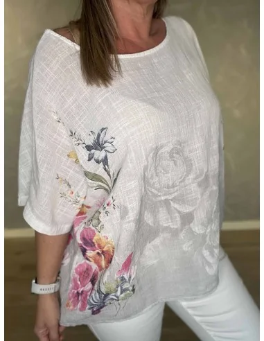 Nærbillede af blomsterprint på bluse – TIPPY