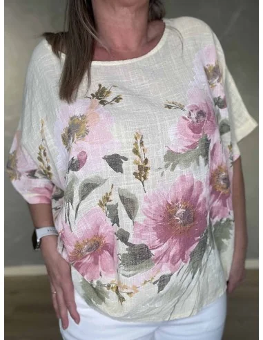 Nærbillede af blomsterprint på bluse – TIPPY