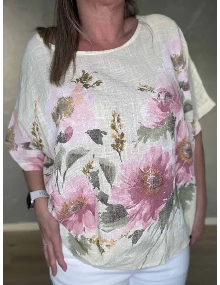 Nærbillede af blomsterprint på bluse – TIPPY