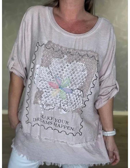 Nærbillede af blondeprint med blomst på tunika – TIPPY