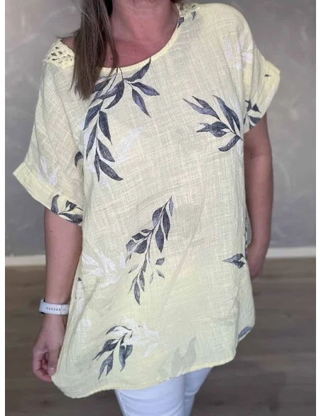 Nærbillede af bladprint på bluse – TIPPY