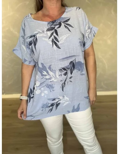 Nærbillede af bladprint på bluse – TIPPY