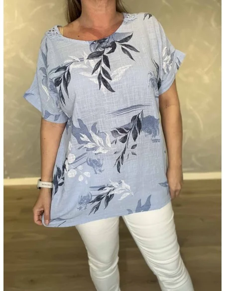 Nærbillede af bladprint på bluse – TIPPY