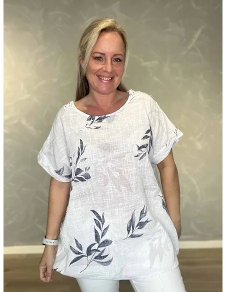 Hvid bluse med bladprint og broderet ryg til kvinder – TIPPY Collection