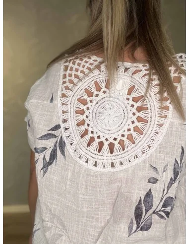 Broderet ryg på hvid bluse – TIPPY
