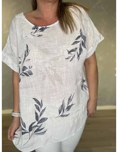 Nærbillede af bladprint på bluse – TIPPY