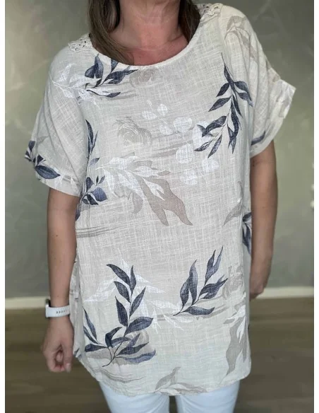 Nærbillede af bladprint på bluse – TIPPY