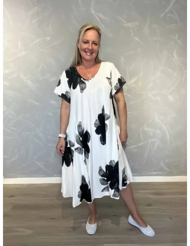 Hvid kjole med sorte blomster og vidde til kvinder – TIPPY Collection