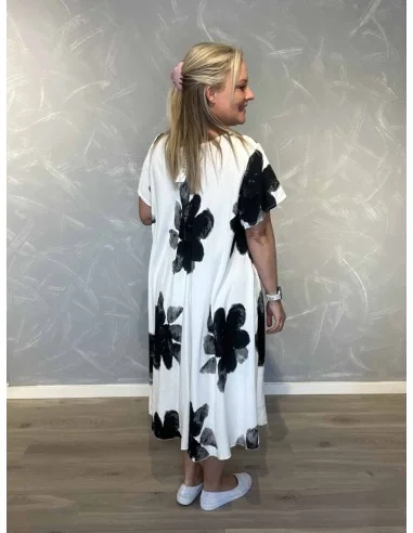 Bagside af hvid kjole med sorte blomster – TIPPY