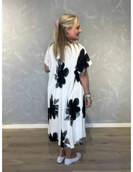 Bagside af hvid kjole med sorte blomster – TIPPY