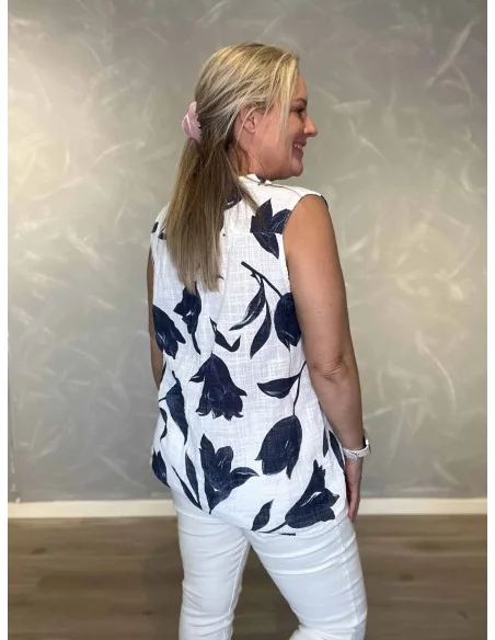Bagside af ærmeløs skjorte bluse med navy tulipaner – TIPPY