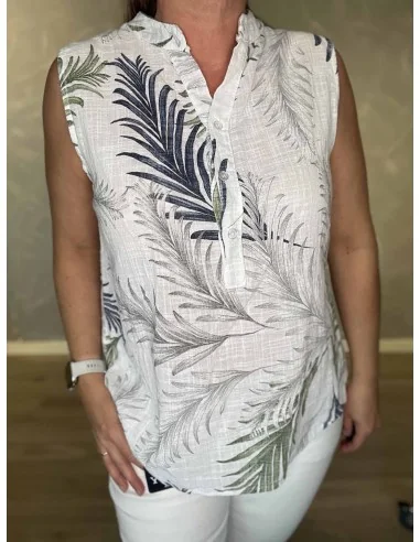 Nærbillede af grå bladprint på bluse – TIPPY