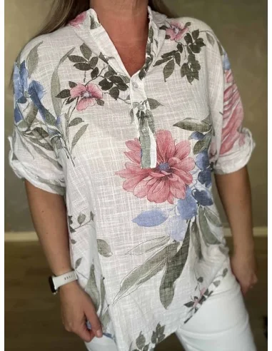 Nærbillede af rosa blomster på skjorte bluse – TIPPY