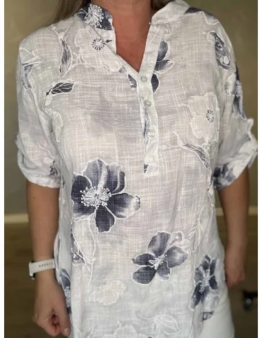 Nærbillede af hvide blomster på skjorte bluse – TIPPY