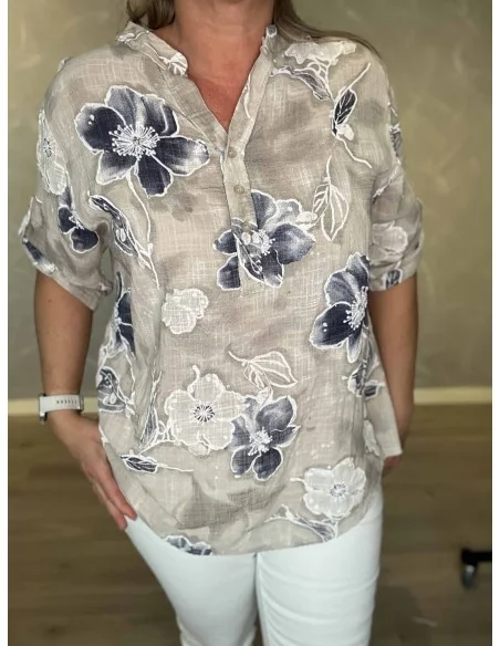 Nærbillede af blomsterprint på skjorte bluse – TIPPY