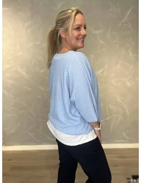 Bagside af sky blå bæk og bølge bluse med indertop – TIPPY