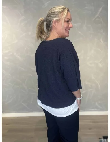 Bagside af navy bæk og bølge bluse med indertop – TIPPY