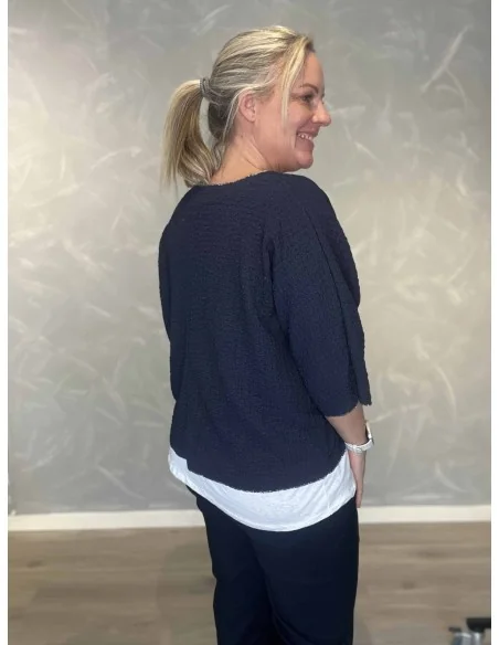 Bagside af navy bæk og bølge bluse med indertop – TIPPY