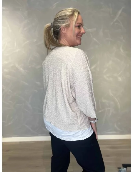 Bagside af beige bæk og bølge bluse med indertop – TIPPY