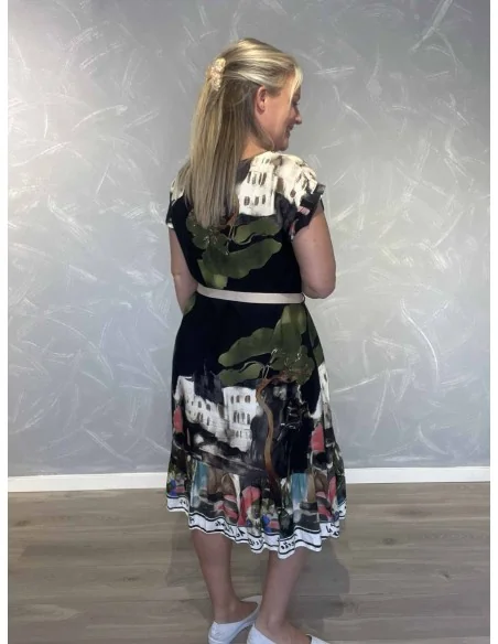 Bagside af kjole med byprint – TIPPY