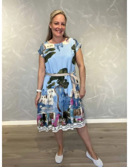 Kjole med sky byprint og taljebånd til kvinder – TIPPY Collection