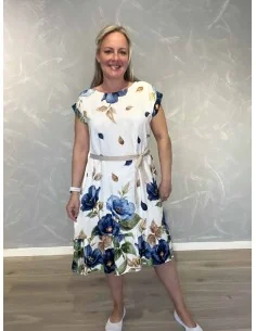 Kjole med blå blomsterprint og taljebånd til kvinder – TIPPY Collection