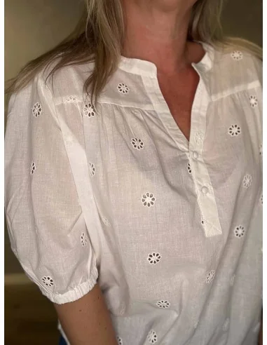 Broderi anglaise på hvid bomuldsbluse – TIPPY