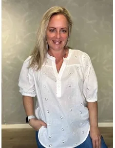 Hvid bomuldsbluse med broderi anglaise til kvinder – Design By TIPPY