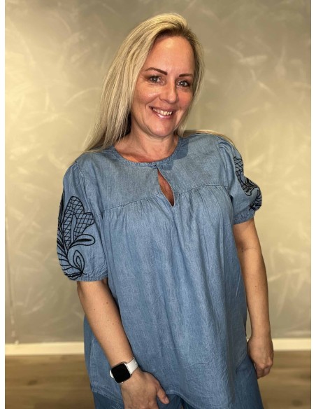 Denim blå bluse med broderiærmer til kvinder – Design By TIPPY