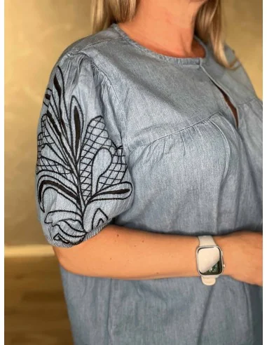 Broderiærmer på denim blå bluse – TIPPY