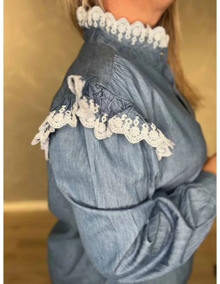 Broderikanter på denim blå skjorte – TIPPY