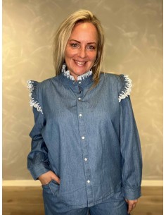 Denim blå skjorte med broderikanter og flæser til kvinder – Design By TIPPY