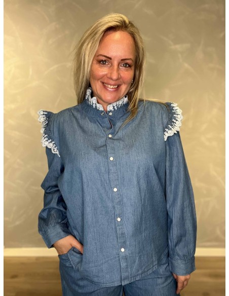 Denim blå skjorte med broderikanter og flæser til kvinder – Design By TIPPY